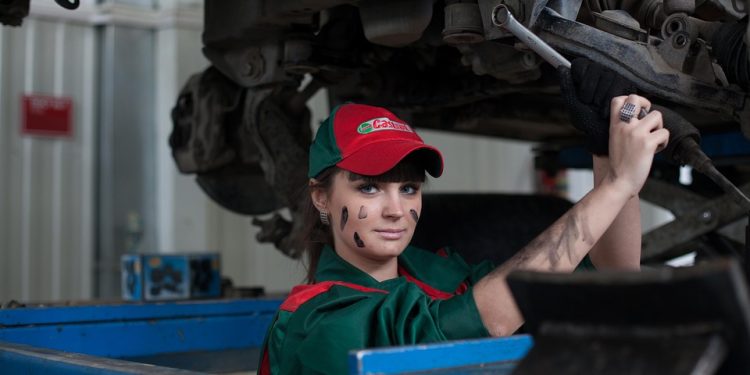 Expert Tips for Choosing the Best Car Servicing Center